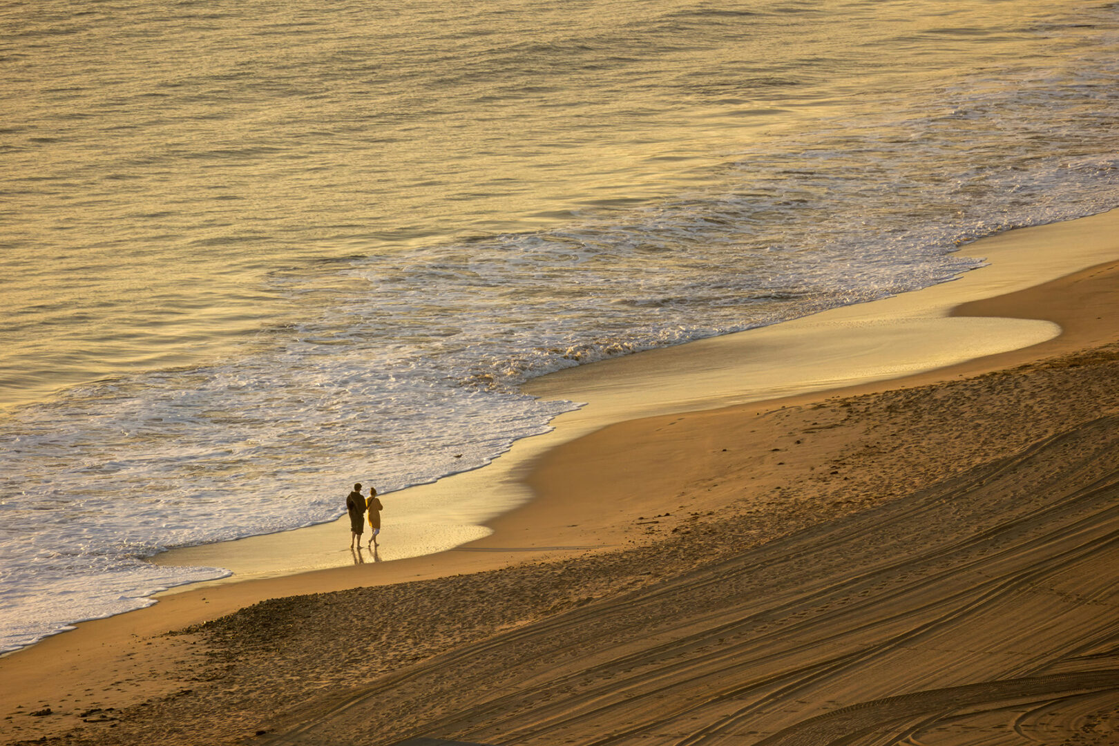 Couple en balade le long d'une place lors d'un voyage de noces avec VIP Partners