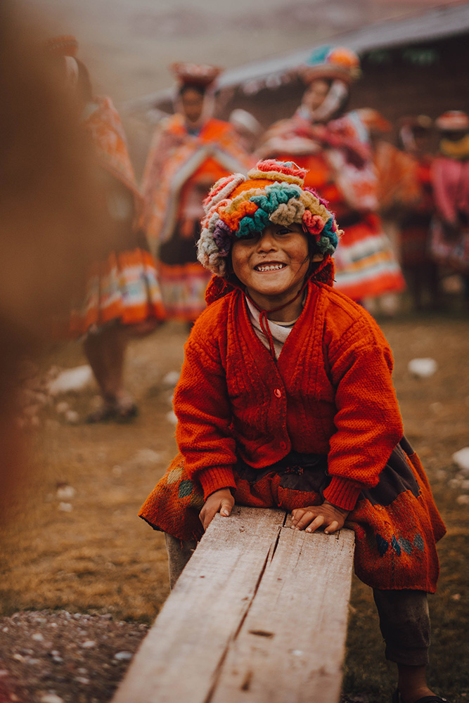 Un enfant en habit tradtitionnel péruvien, Pérou