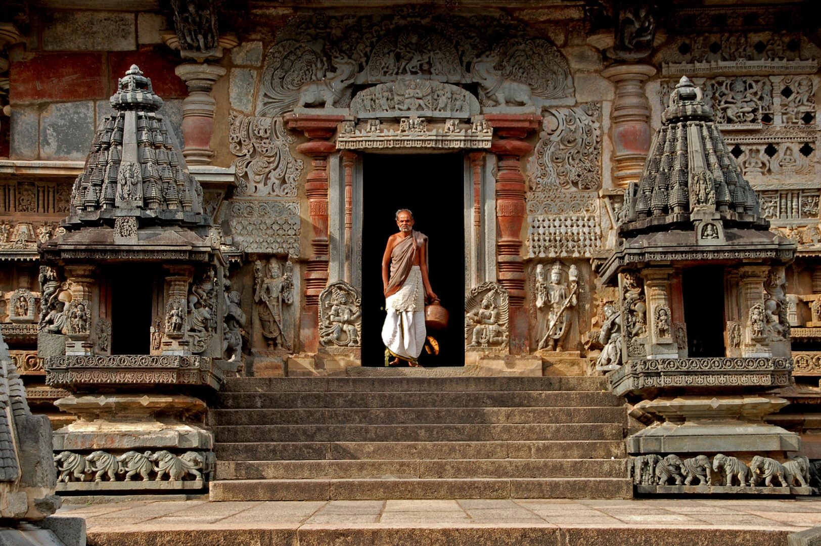 Visite des fabuleux sites hoysala de Belur et d'Halebid.