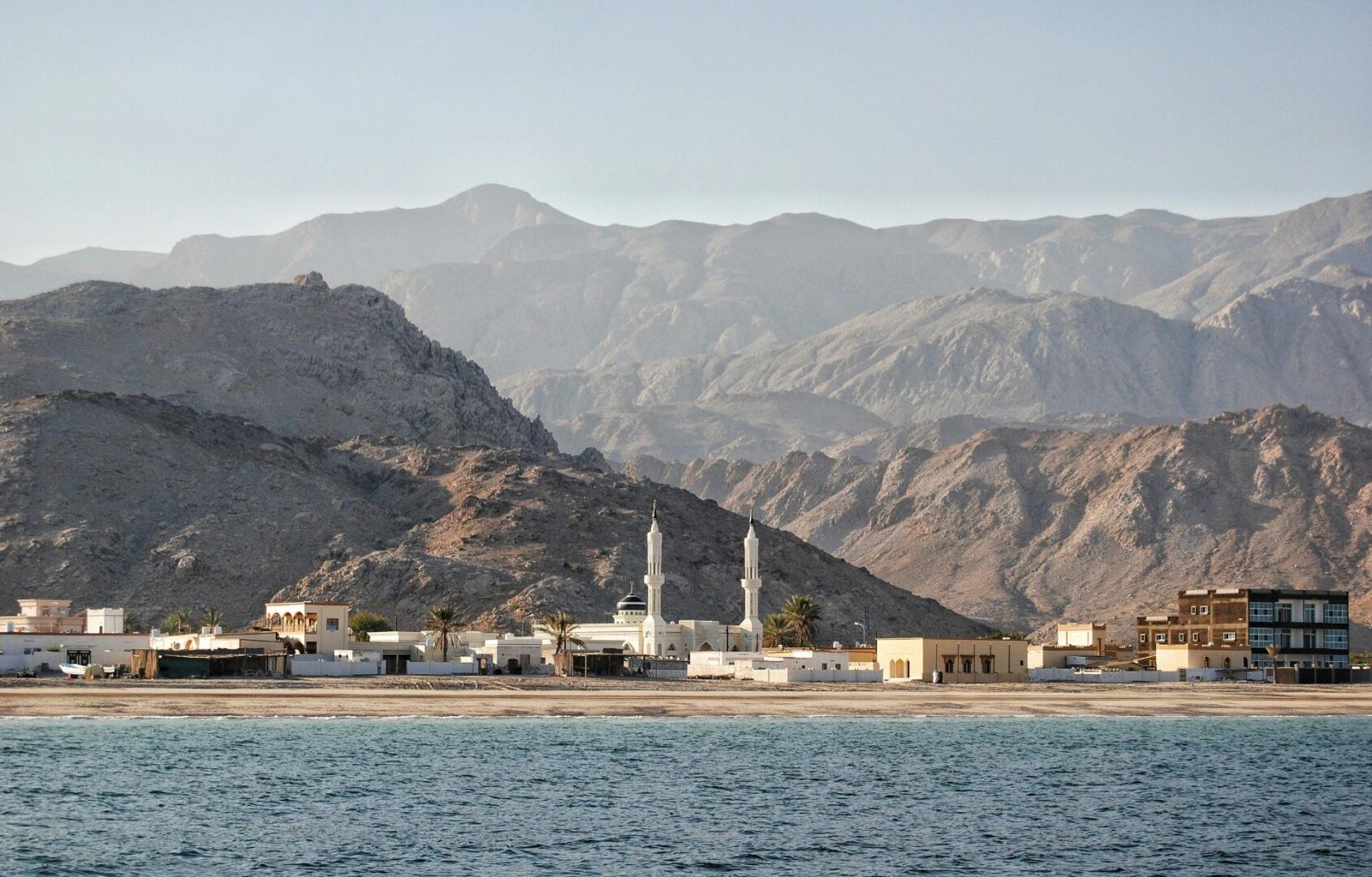 Des gratte-ciel aux côtes sauvage du Musandam