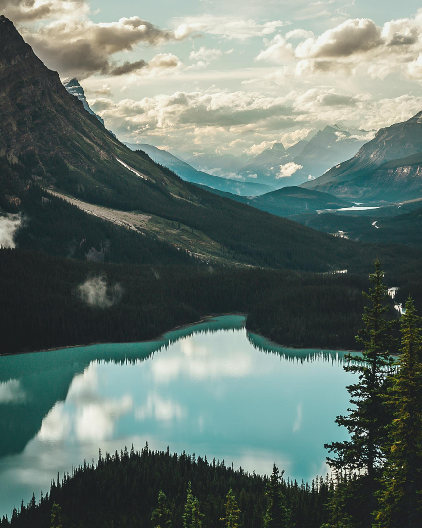 Lac Minnewanka : Panorama alpin et village englouti