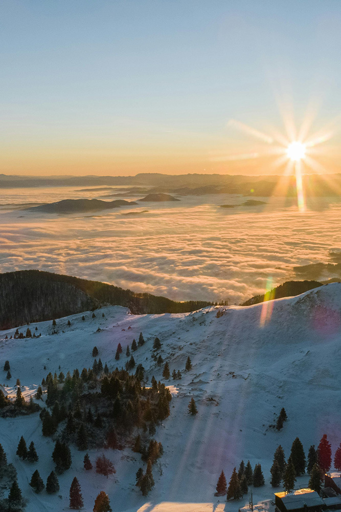 Coucher de soleil sur les vastes étendues de Velika Planina en Slovénie