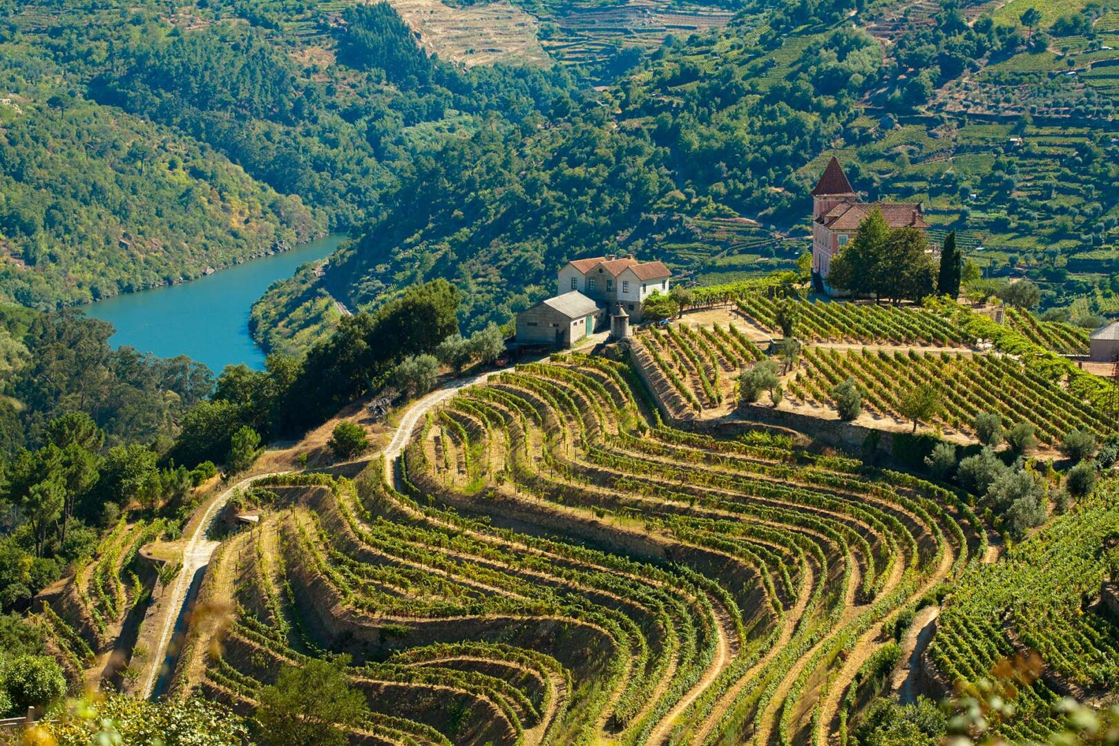 Petits villages du Portugal et nature des Açores