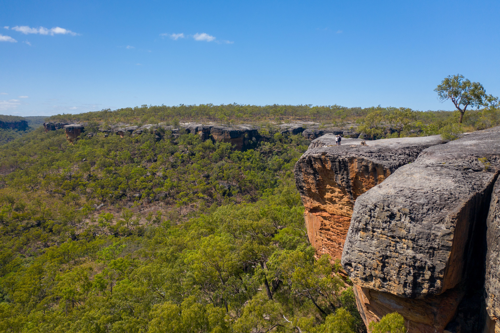 Laura – Mt Mulligan : Des terres ancestrales à l’Outback sauvage Après un dernier petit déjeuner au campement, vous reprenez la route vers Laura pour récupérer votre véhicule. C’est la fin d’une parenthèse rare, marquée par la découverte d’une culture aborigène ancestrale et vibrante. Depuis ce village isolé du Cap York, cap vers le sud en direction du plateau d’Atherton. La route déroule ses paysages contrastés : pistes rouges, savanes arides, forêts tropicales et vallées secrètes. Vous rejoignez alors l’exceptionnel Mt Mulligan Lodge, posé au pied d’un massif de grès long de 18 kilomètres.