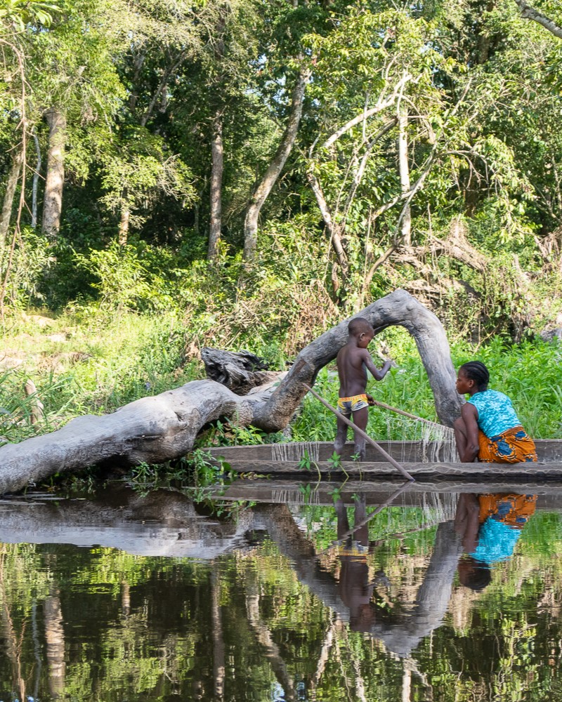 Villageois en pirogue dans la jungle au Congo lors d'une croisière Ducret Expeditions avec VIP Partners