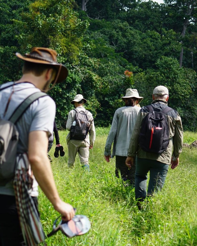 Marche dans la jungle au Congo lors d'une croisière Ducret Expeditions avec VIP Partners